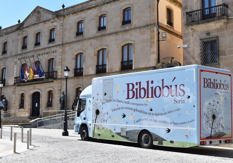 Imagen principal - Uno de los bibliobuses frente a la Diputación de Soria.