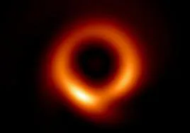 Nueva imagen del agujero negro supermasivo M87 generada por el algoritmo PRIMO utilizando datos EHT de 2017.