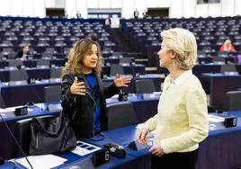 La líder del grupo socialdemócrata, Iratxe García, conversa con la presidenta de la Comisión Europea, Ursula von der Leyen.