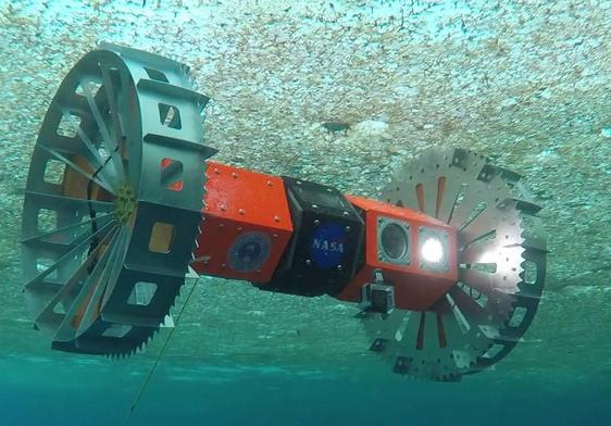 Prototipo de un minisubmarino de la NASA para explorar océanos como los de las lunas de Júpiter, durante una prueba en un lago de Alaska.