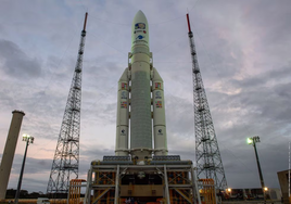 El cohete Ariane 5, con la sonda Juice, en la paltaforma de lanzamiento de Kourou.