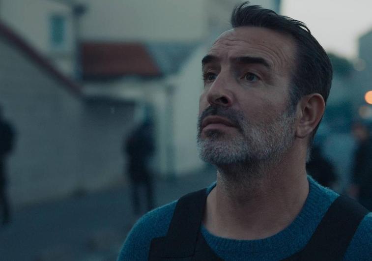 Jean Dujardin da vida al comisario al límite de 'Novembre'.