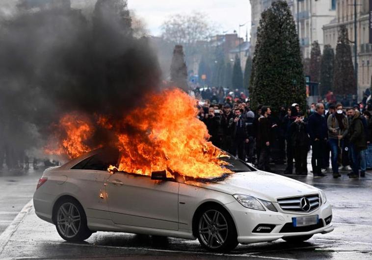 Francia espera el veredicto del Constitucional sobre la reforma de las pensiones con protestas