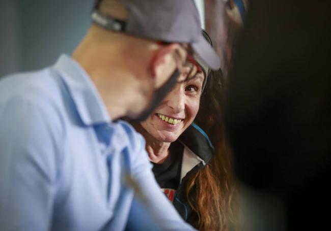 Beatriz looks at Paco Hoyos, during the press conference.