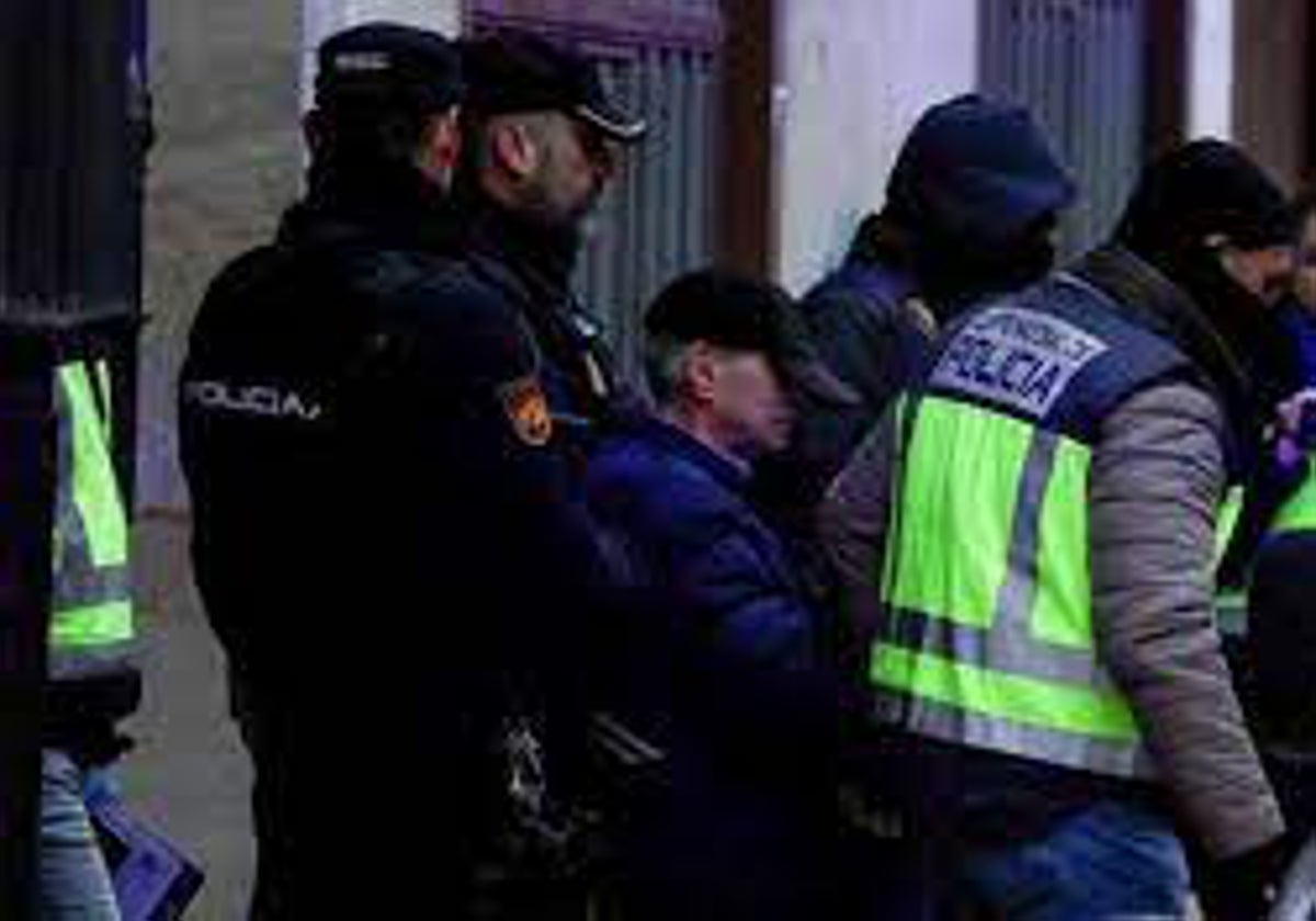 Momento de la detención de Pompeyo González en su casa de Miranda de Ebro.