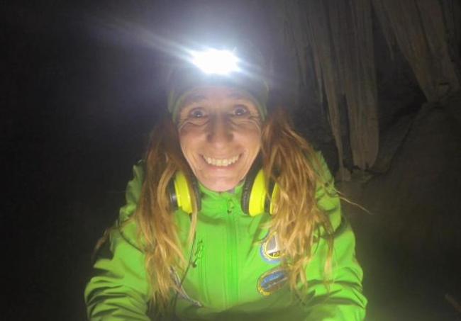 Beatriz, en la cueva.