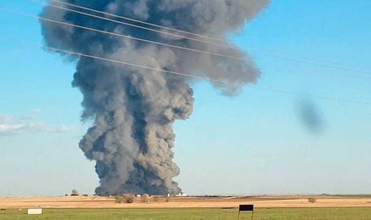 Una gigantesca columna de humo sobre la granja ganadera de Southfork, en Texas