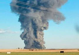 Una gigantesca columna de humo sobre la granja ganadera de Southfork, en Texas