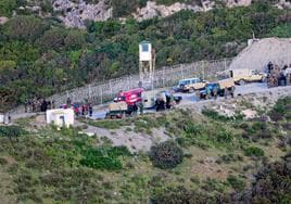 Unidades de la policía fronteriza de Marruecos desplegadas en su lado de la valla junto a Ceuta