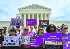 Un grupo de defensoras del aborto se manifiesta a las puertas de la Corte Suprema en EE UU.