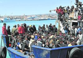 Crisis migratoria. Una embarcación con decenas de personas a bordo llega al puerto siciliano de Catania.