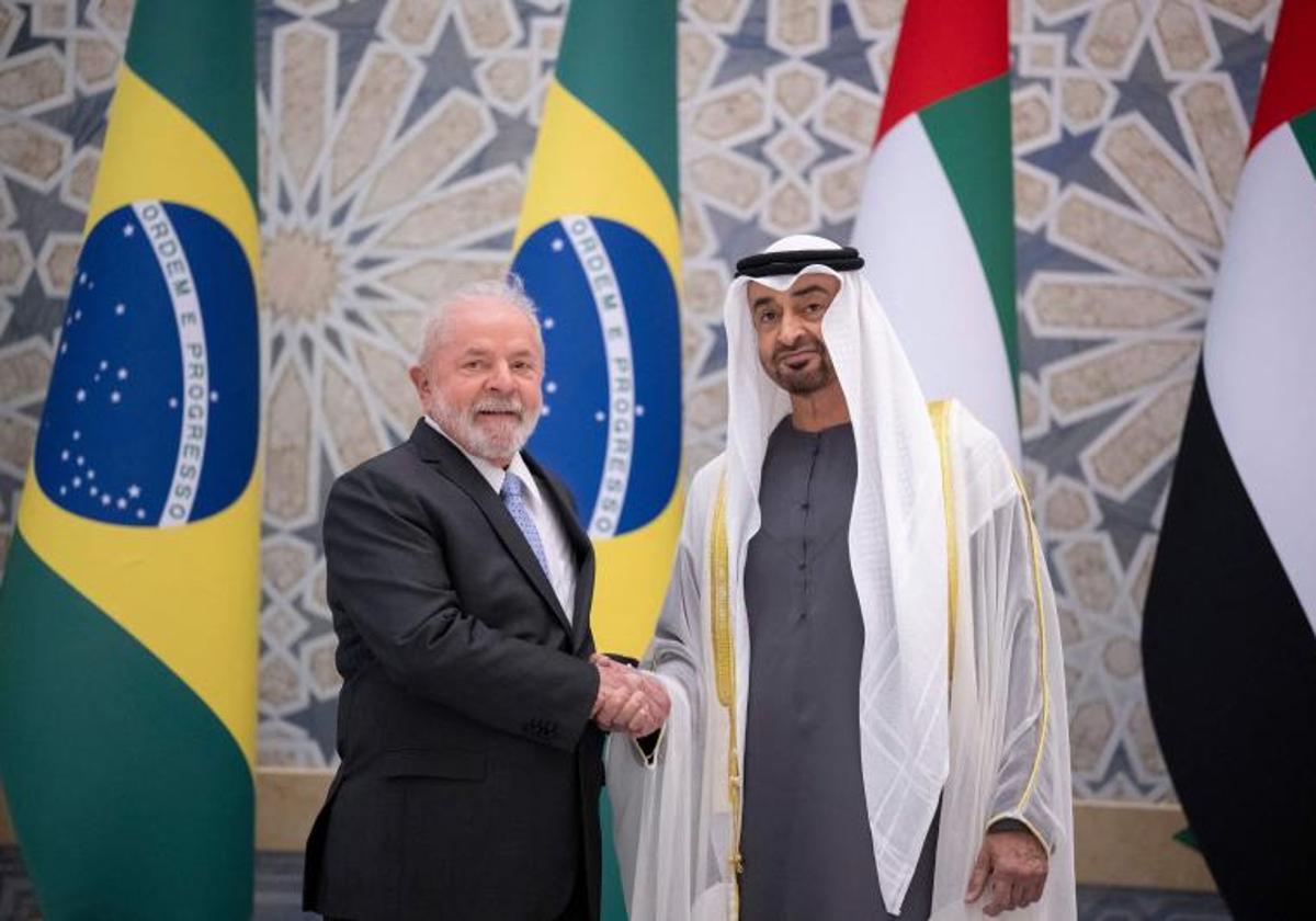 El presidente brasileño, Lula Da Silva, con el de Emiratos Árabes Unidos, Sheikh Mohamed bin Zayed al-Nahyan