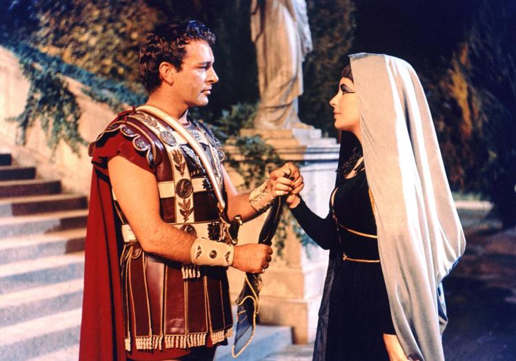 Richard Burton y Elizabeth Taylor en una escena de la 'Cleopatra'.