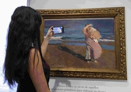 Una espectadora fotografía una de las 50 obras de Sorolla expuestas hasta septiembre en su Casa-Museo