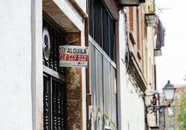 Un cartel de una vivienda en alquiler.