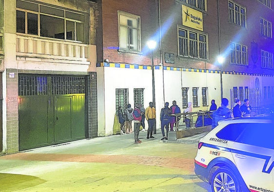 Una patrulla de la Ertzaintza, en la puerta del colegio La Salle, donde ayer se congregaron numerosos amigos y familiares de Isaías tras el suceso.