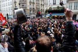 La organización Attac France convocó este lunes caceroladas por todo el país durante el discurso televisado de Emmanuel Macron.