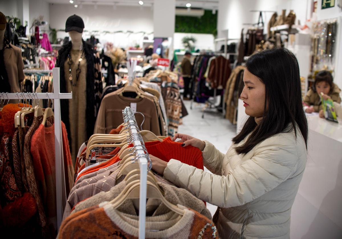 Una mujer en una tienda.