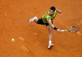 Carlos Alcaraz golpea la bola durante su duelo ante Nuno Borges.