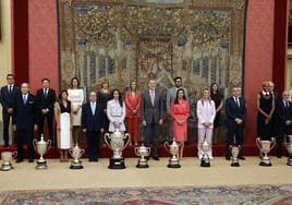 Los Reyes Felipe y Letizia, con los galardonados de los Premios Nacionales del Deporte 2021.