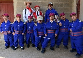 Parte del elenco del espectáculo del 'bombero torero' en la plaza de toros soriana de Almazán.