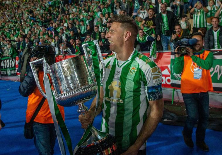 Joaquín, con el trofeo de Copa conquistado por el Betis en 2022.