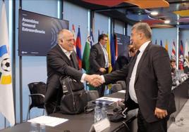 Javier Tebas y Joan Laporta se estrechan la mano antes del inicio de la asamblea de LaLiga.