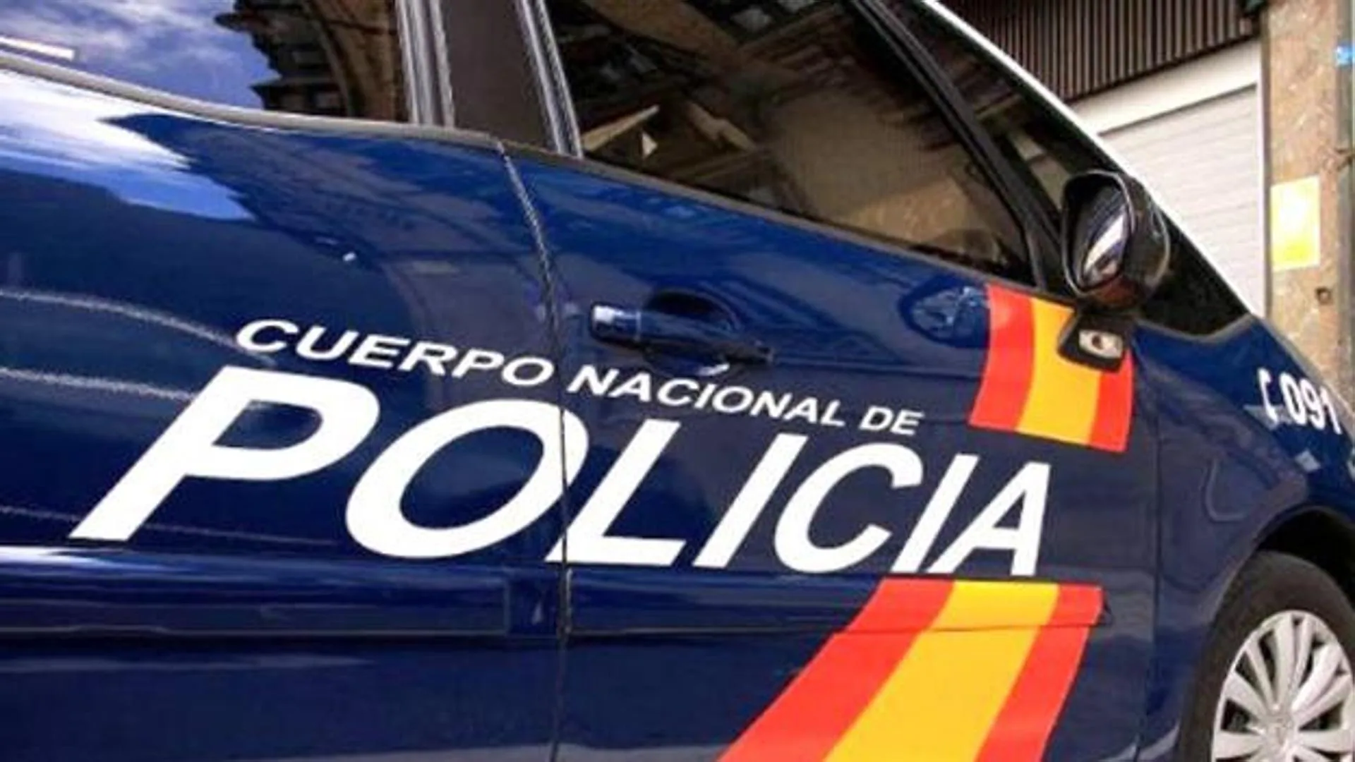 A national police officer is shot dead at a gas station in a town in Burgos
