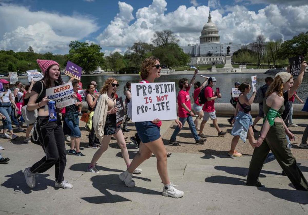 Un grupo de mujeres se manifiesta ante el Capitolio.