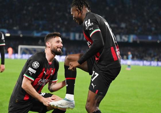 Olivier Giroud y Rafael Leao celebran un gol en la Champions ante el Nápoles