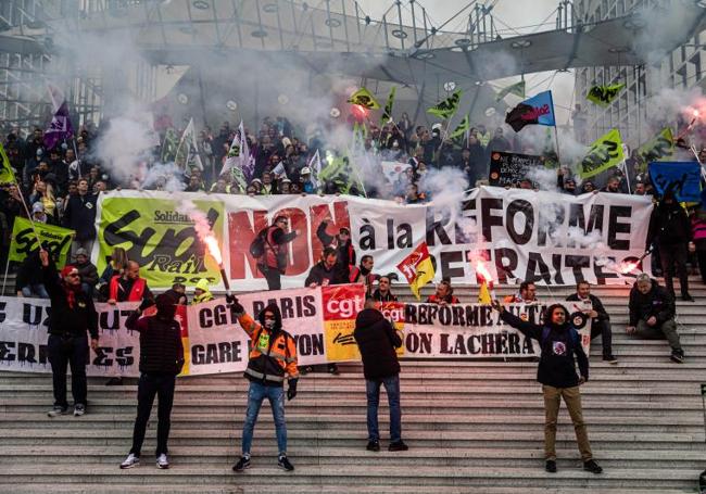 Trabajadores ferroviarios exhiben en París su rechazo a la reforma de las pensiones.