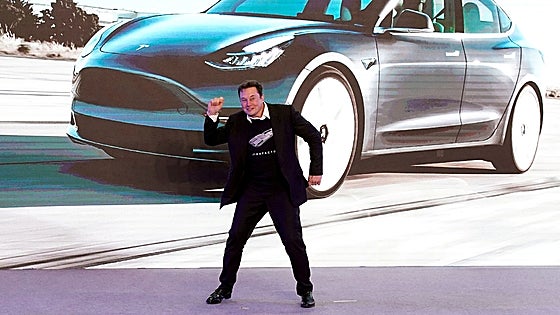 El suculento negocio de Tesla: vender 'créditos' para que otros contaminen más