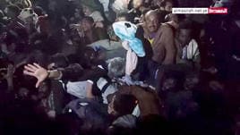 Las personas atrapadas en la multitud intentan liberarse durante la estampida en Saná.