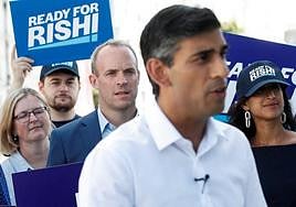 Dominic Raab, en segundo término, observa a Rishi Sunak durante un acto en 2022