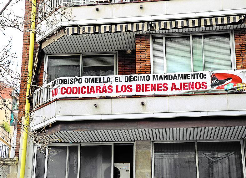 Los residentes en la zona han cubierto con pancartas las fachadas de sus edificios para mostrar su rechazo a las obras.