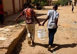 La población acumula agua durante los enfrentamientos,