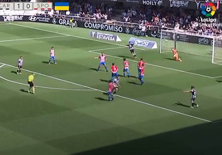 El Cartagena vence a un combativo Sporting en inferioridad numérica