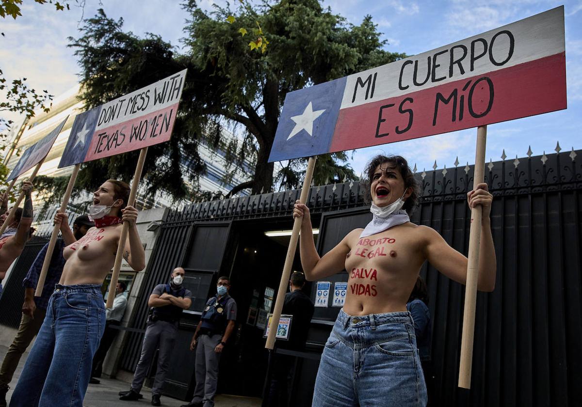 Activistas de Femen participan con pancartas en una protesta contra la ley del aborto de Texas.