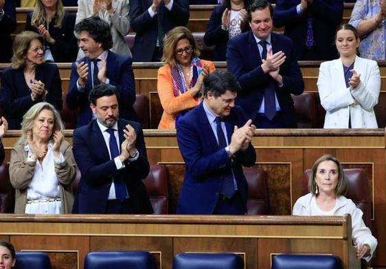 La bancada del PP aplaude a Cuca Gamarra tras su intervención en el debate por la reforma del 'sí es sí'.