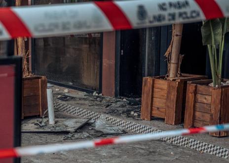 Imagen secundaria 1 - En la imagen superior, interior del restaurante con varias partes directamente calcinadas por el fuego; debajo, detalle del único acceso al local; por último, disposiicón de las mesas en el interior antes del suceso.