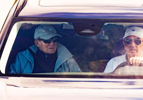 Don Juan Carlos, en el coche que le llevó al lugar de las regatas en Sanxenxo.