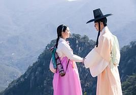 Los dos protagonistas de 'Saimdang: diario de luz', serie que estrena Nova el próximo lunes.