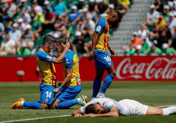 El Valencia vence en Elche y se aferra a la permanencia