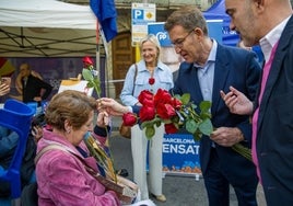 Alberto Núñez Feijóo entrega este domingo una rosa a una visitante a la Feria de Sant Jordi.