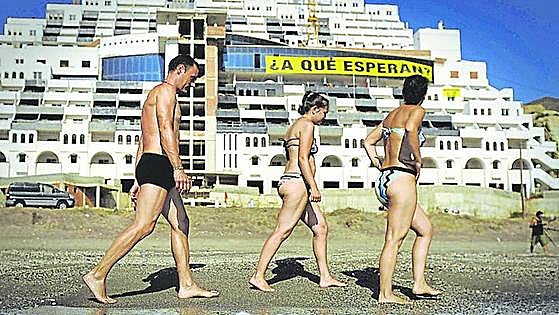 Un mamotreto de 21 alturas a 14 metros del mar en Almería