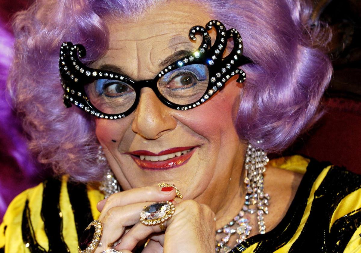 El humorista australiano Barry Humphries caracterizado como su personaje Dame Edna.