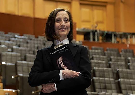 Carme Elias, con su 'Cuando ya no sea yo' entre sus brazos.