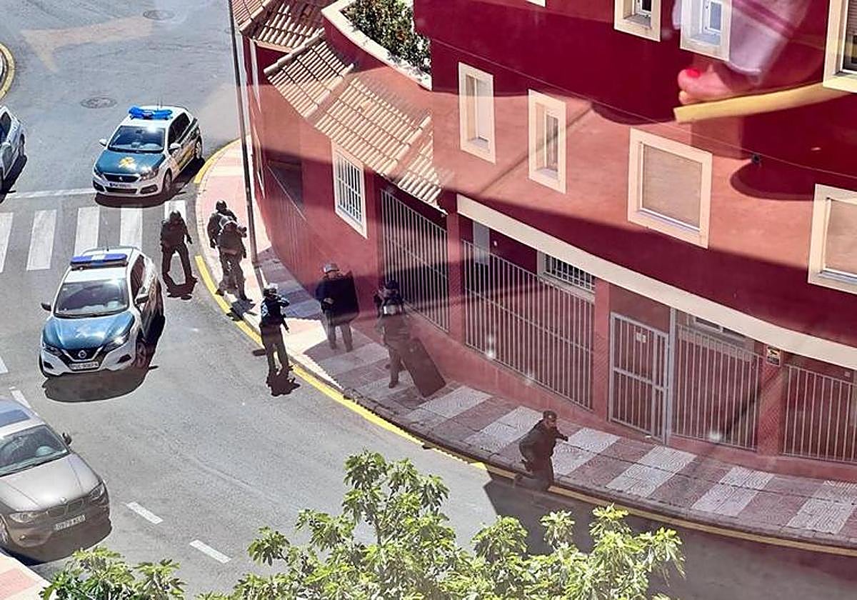 Un hombre se atrinchera en Almería tras disparar varias veces al aire