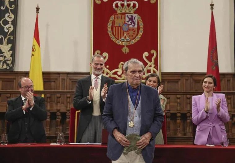 El escritor venezolano Rafael Cadenas, tras recibir el Premio Cervantes 2022, en Alcalá de Henares.