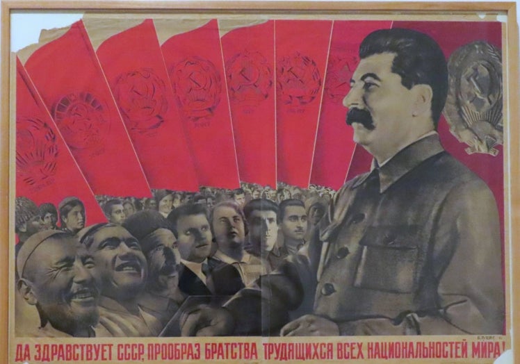 Cartel de Stalin para exaltar la hermandad entre las clases trabajadoras.